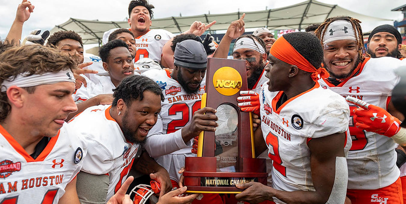  2021 Football Team Holding National Trophy